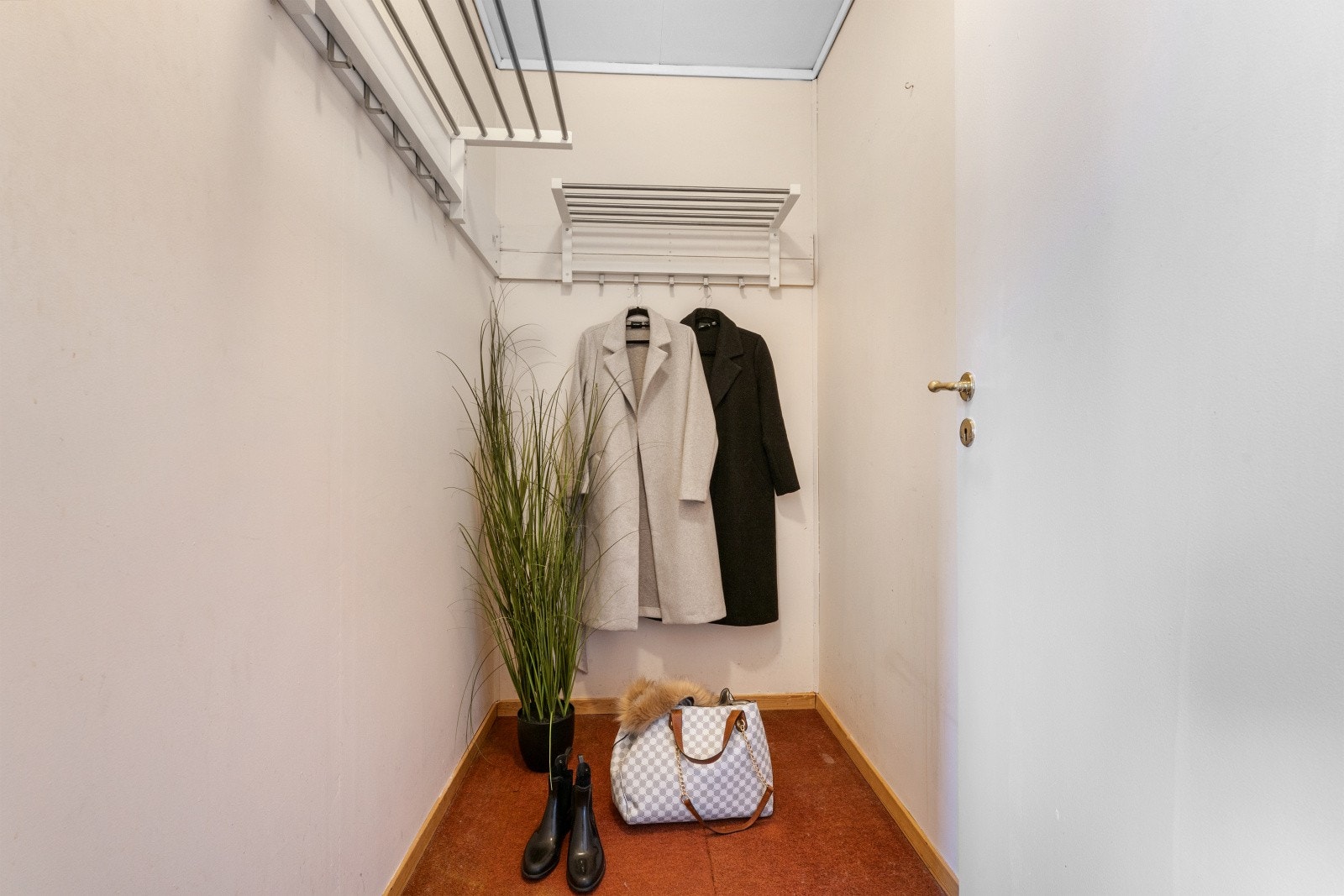 Innvendig bod like ved inngangsparti. Galleribilde