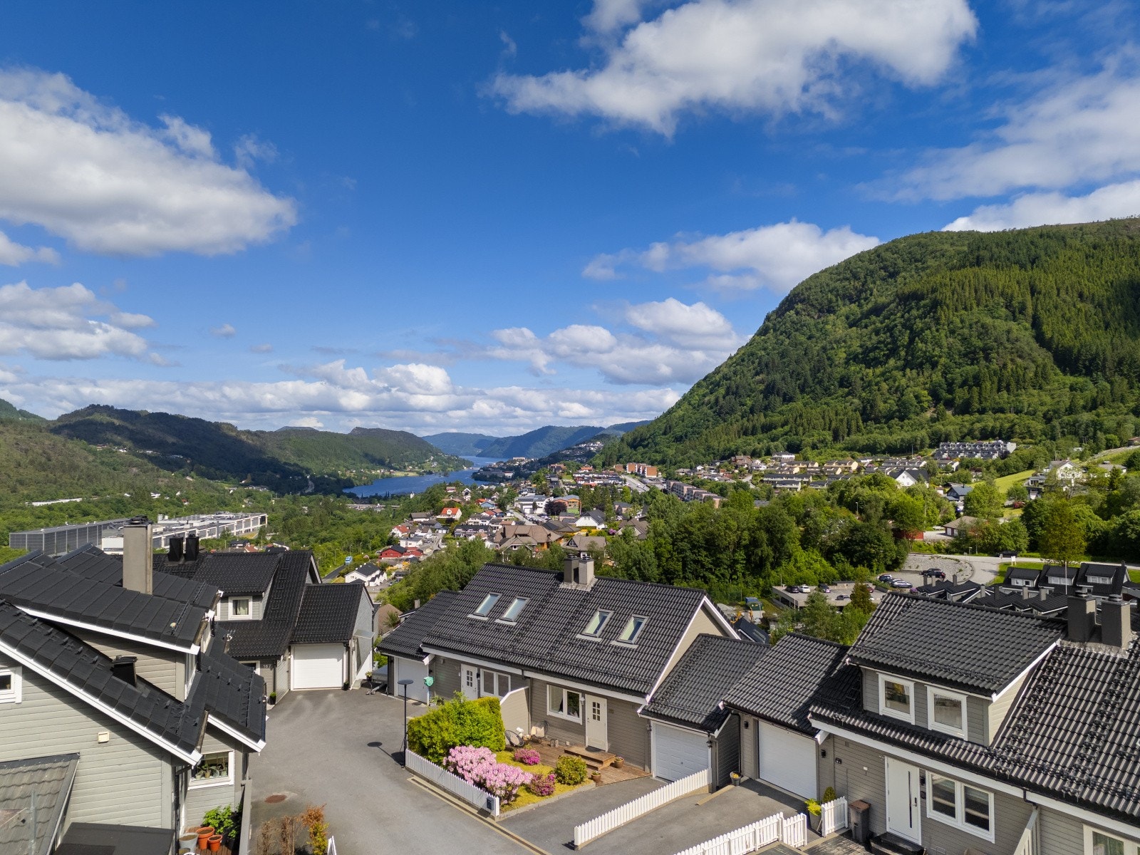 Eiendommen har en høy og fri beliggenhet med fantastisk utsikt. Galleribilde
