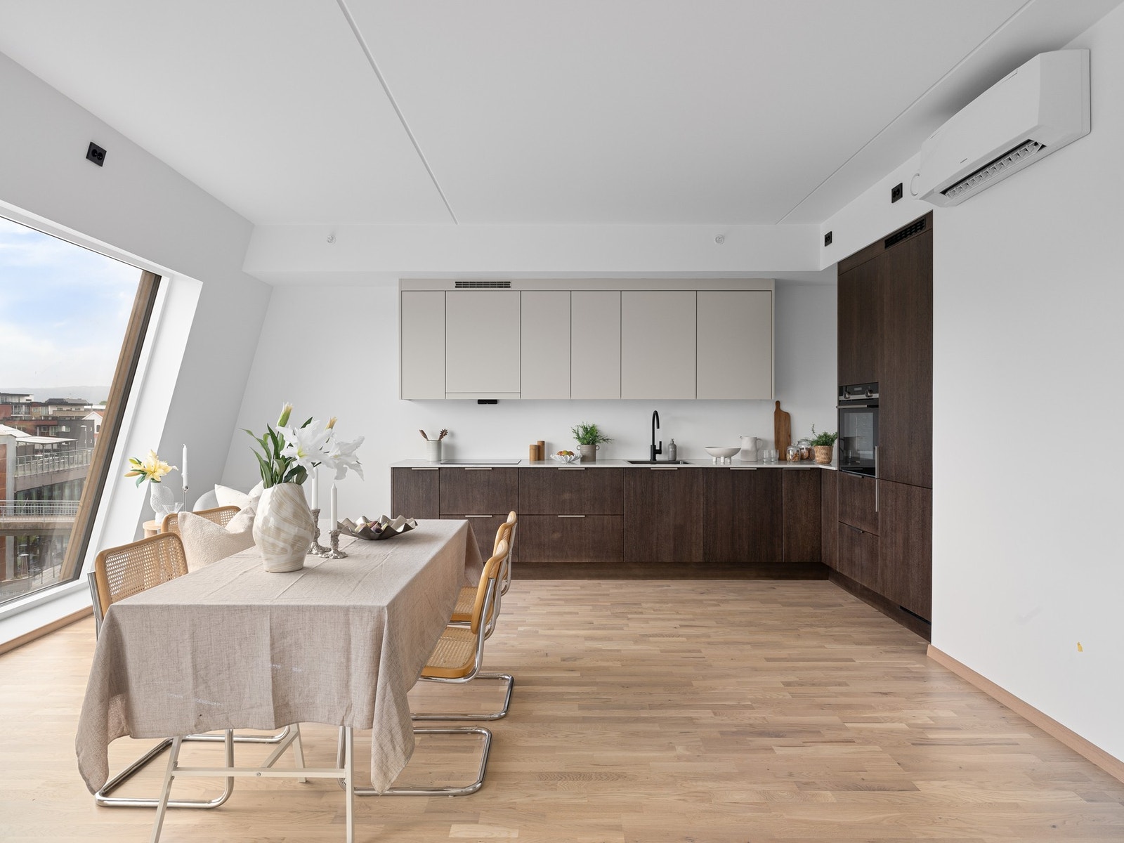 Den stilrene innredningen kompletteres av en elegant og slitesterk benkeplate i Caesarstone med underlimt vask. Galleribilde