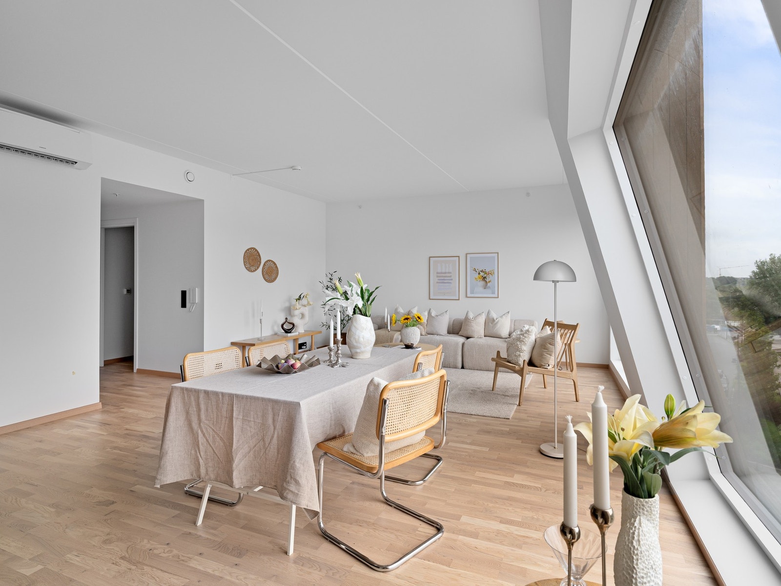 En åpen og sosial planløsning, perfekt for samvær og middager i hyggelige omgivelser. Galleribilde