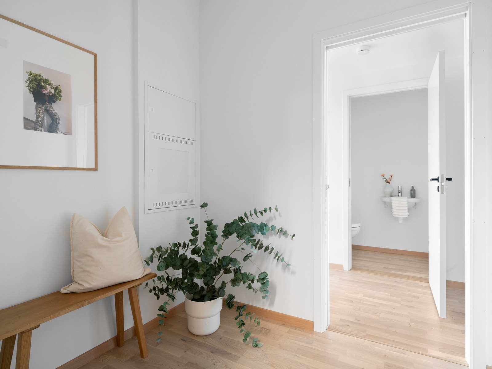 Entréen fremstår som lys og romslig, med en innbydende atmosfære som gir et godt førsteinntrykk av leiligheten. Galleribilde