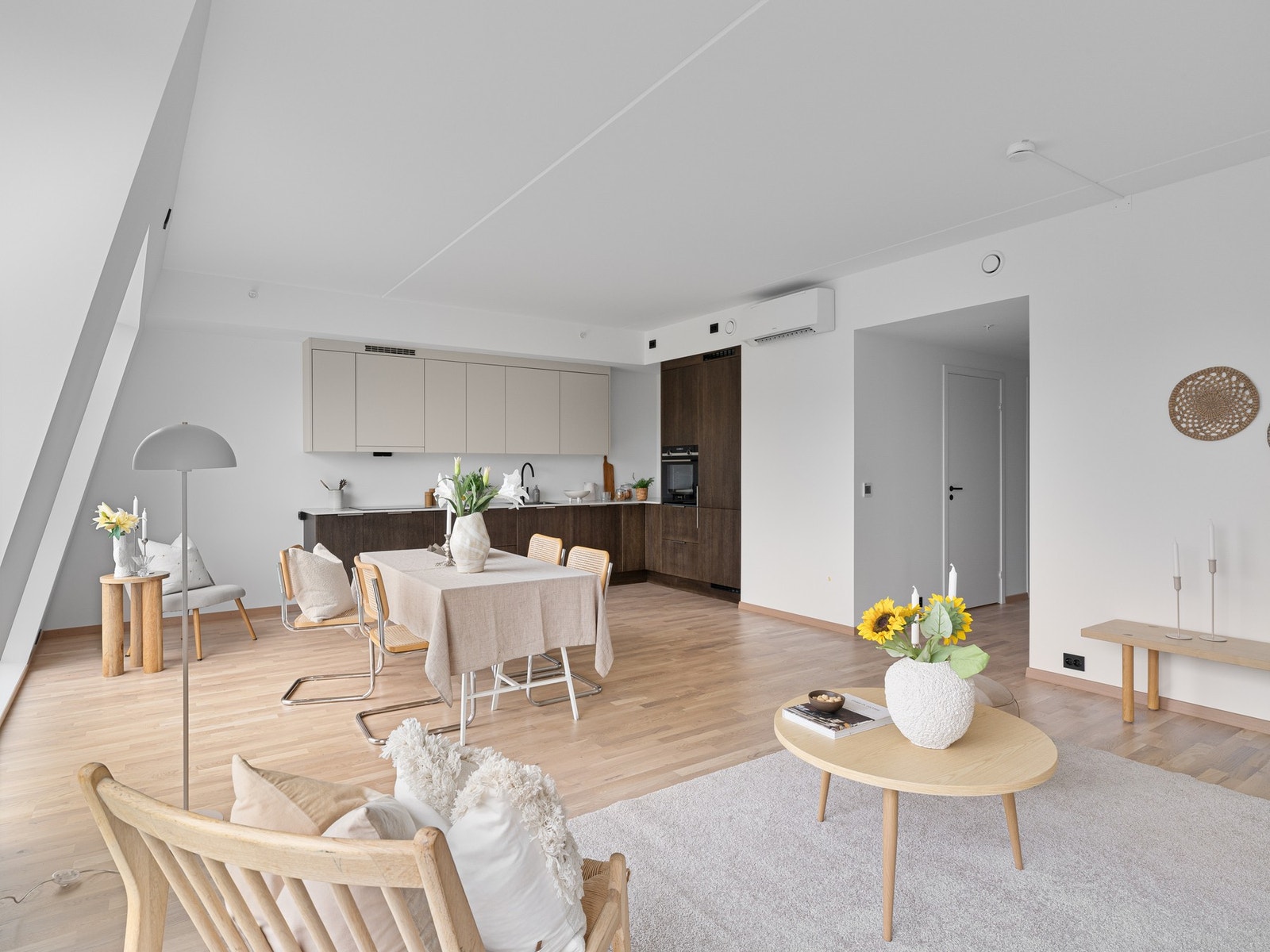 Den åpne løsningen mot spiseområdet skaper en sosial atmosfære, perfekt for både til hverdags og når du har gjester. Galleribilde