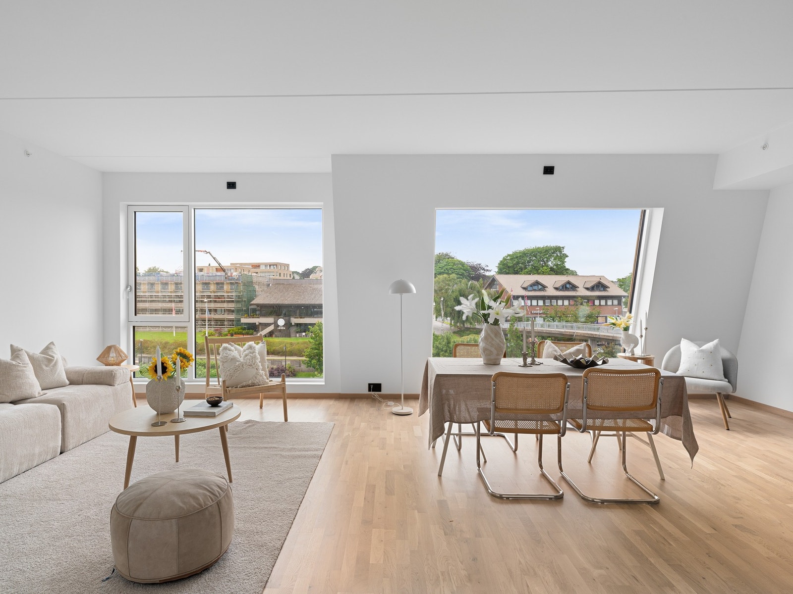 Man har god plass både spisegruppe og sofaseksjon. Galleribilde