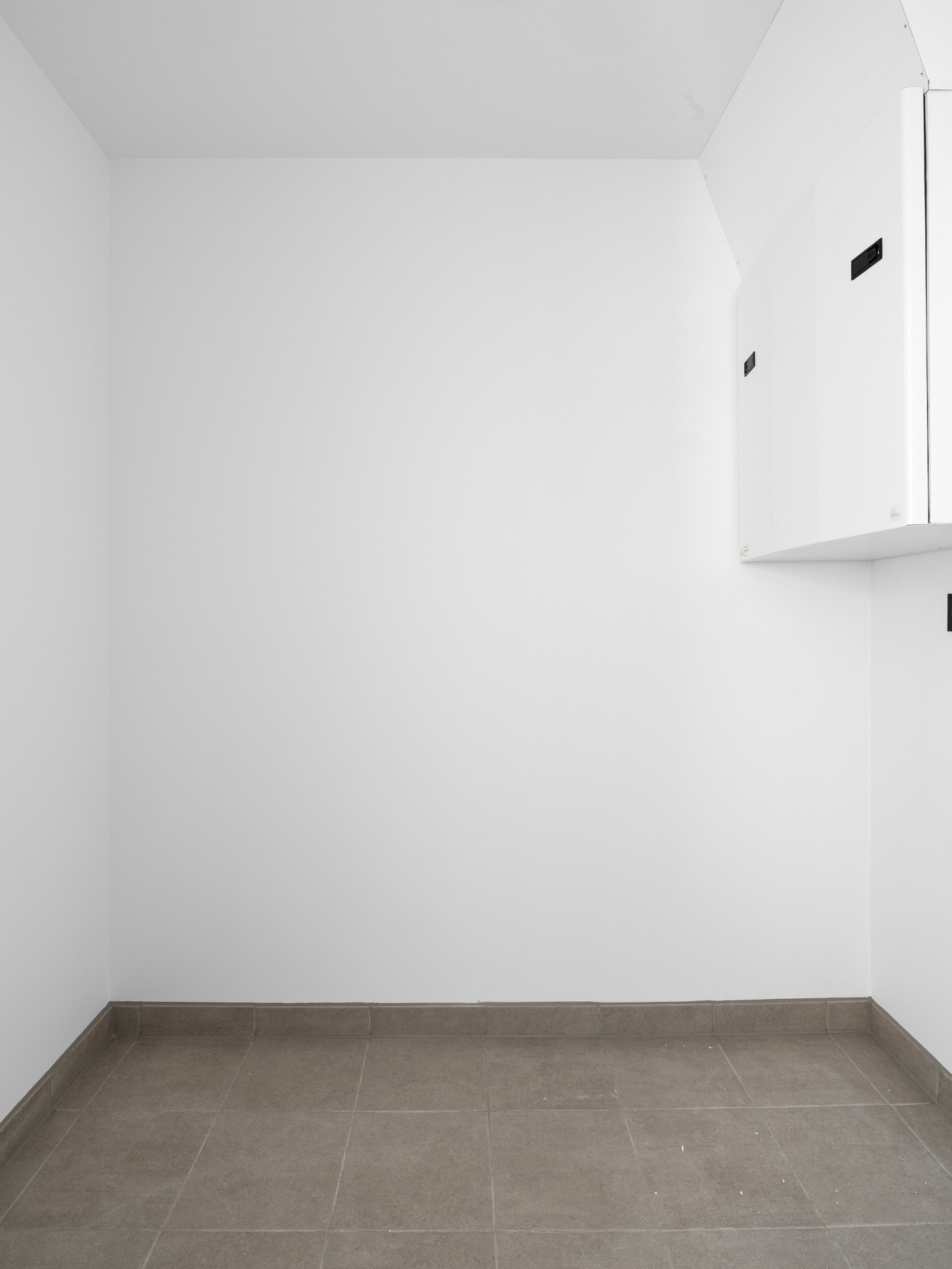 I tilknytning til badet ligger et separat vaskerom med opplegg for vaskemaskin og plass til tørketrommel, noe som bidrar til en praktisk og effektiv løsning i hverdagen. Galleribilde