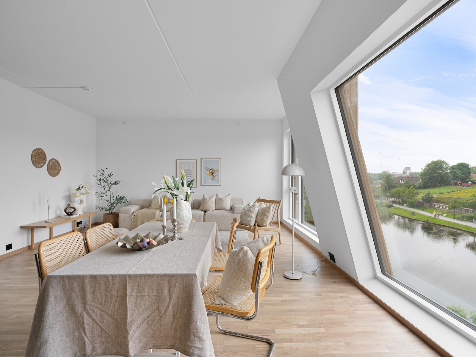 Store vindusflater slipper inn rikelig med dagslys og bidrar til en lys og innbydende atmosfære. Galleribilde