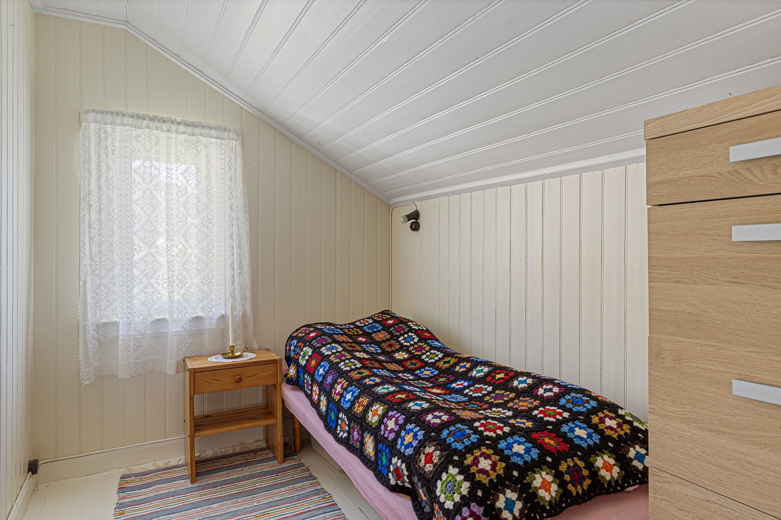 Lite koselig rom som i dag er innredet til soverom. Galleribilde