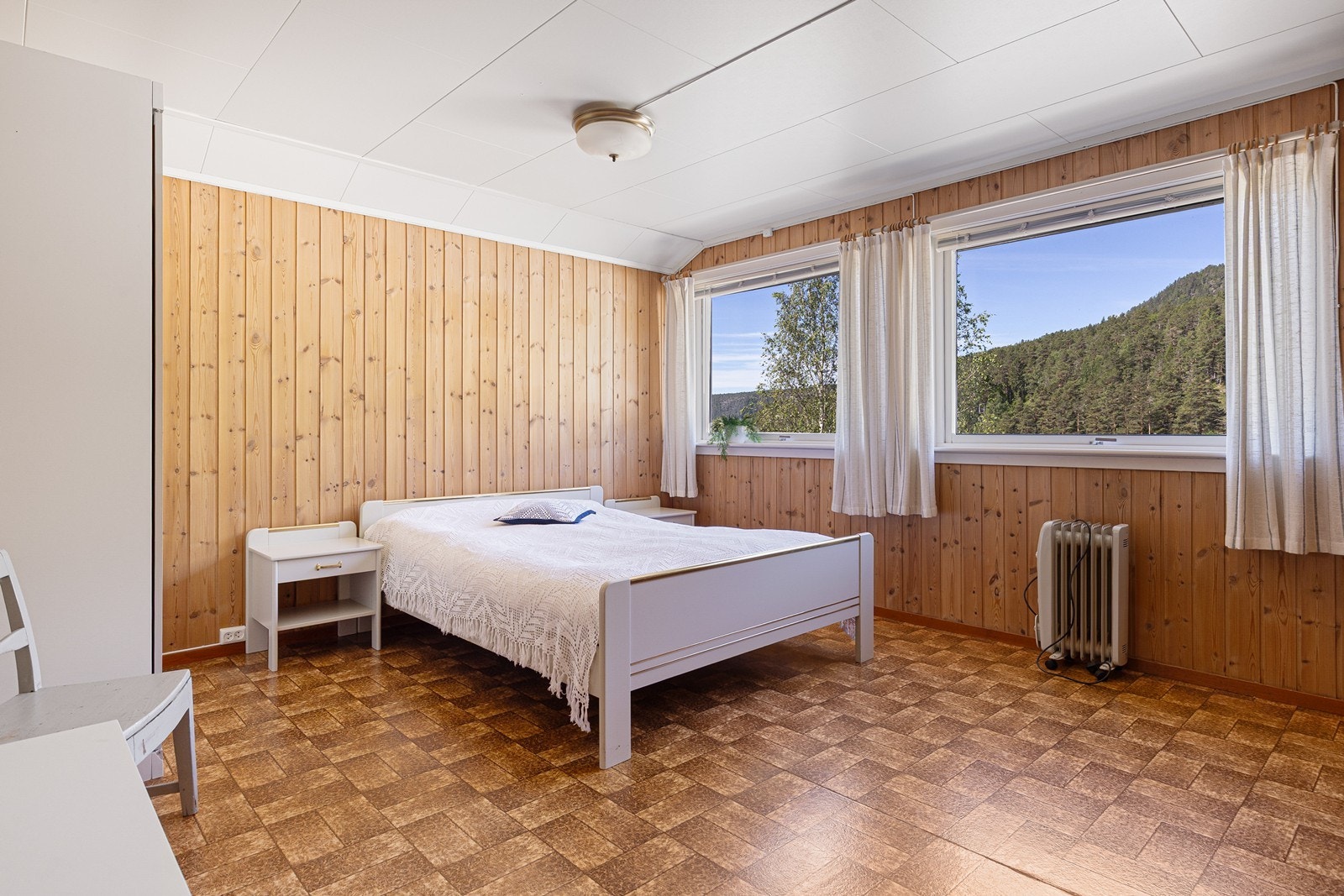 Det er et meget romslig soverom vegg i vegg med kjøkkenet i 2. etasje av boligen. Galleribilde