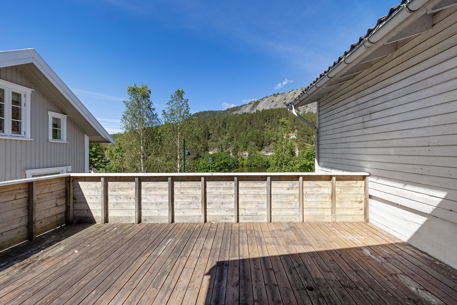Her har man utsikt over badeparken og den slående naturen Åmli har å by på. Galleribilde