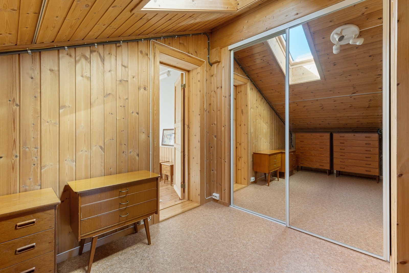 Soverom med skyvedørsgarderobe som rommer alt du trenger. Galleribilde