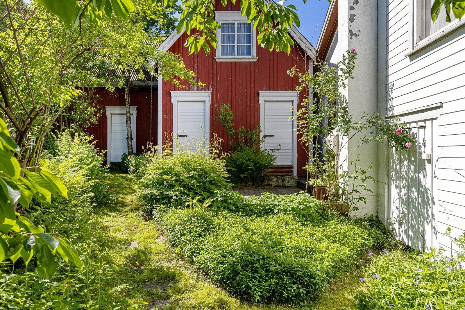 Eiendommen har en flott eldre låve/uthus. Galleribilde