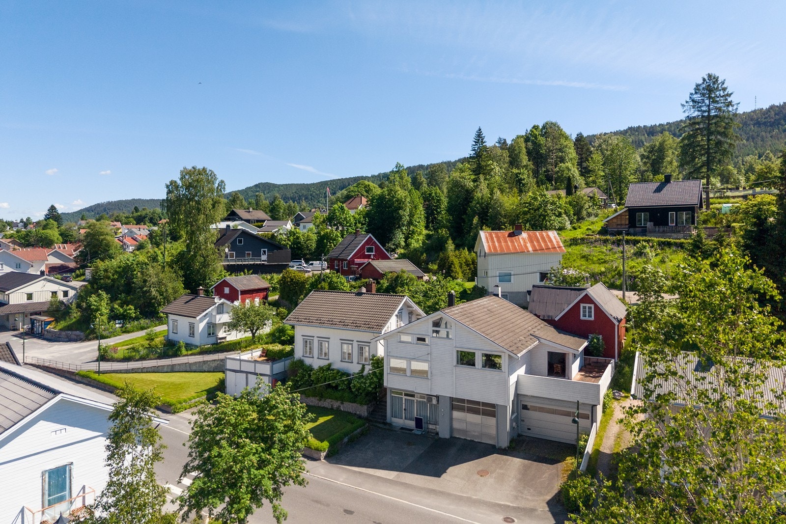 På eiendommen er det ikke bare en bygning. Bygning nummer to er kanskje mest kjent som "den gamle bensinstasjonen" og har en fantastisk boenhet i etasjene over. Galleribilde