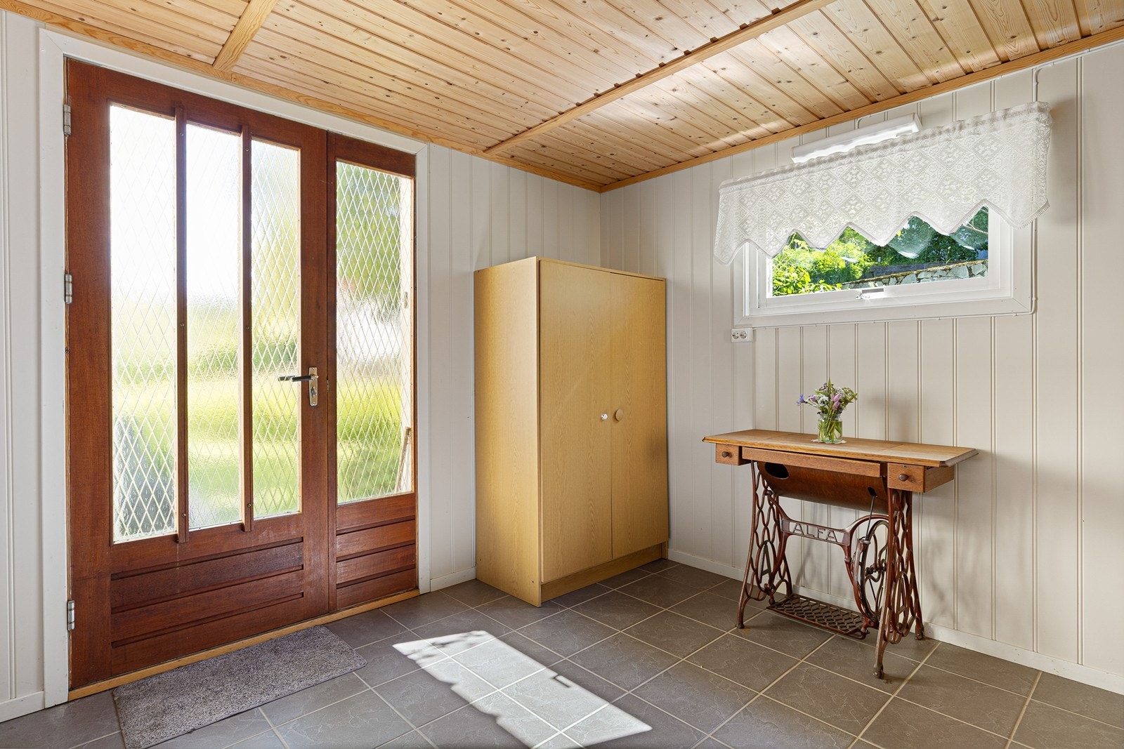 Velkommen inn til Kyrkjekleiva 2! En innbydende gang som ønsker deg velkommen hjem. Galleribilde