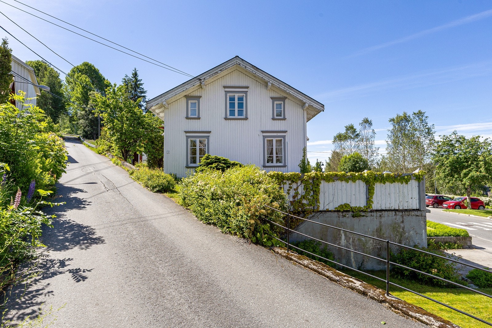 Eneboligen er fra 1900 og har et historisk preg over seg. Her bor du i et flott hus fra 1900 med all historien som hører med i veggene. Galleribilde