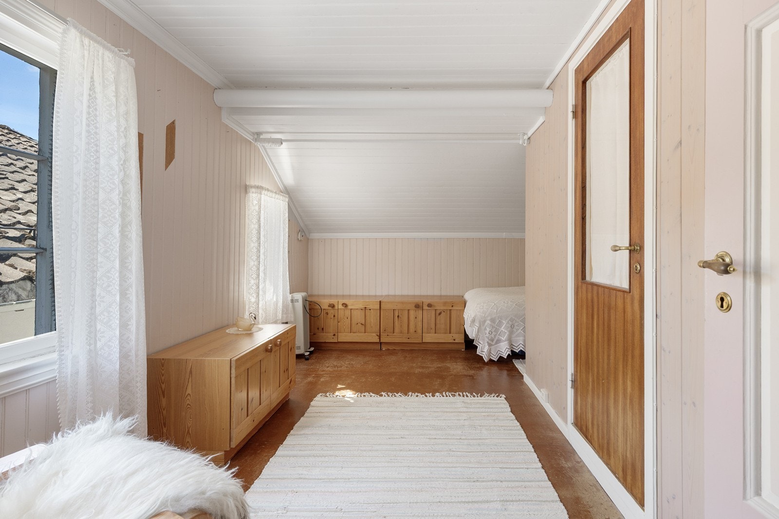 2. etasje har romslige soverom med plass til tilleggsmøblement. Galleribilde