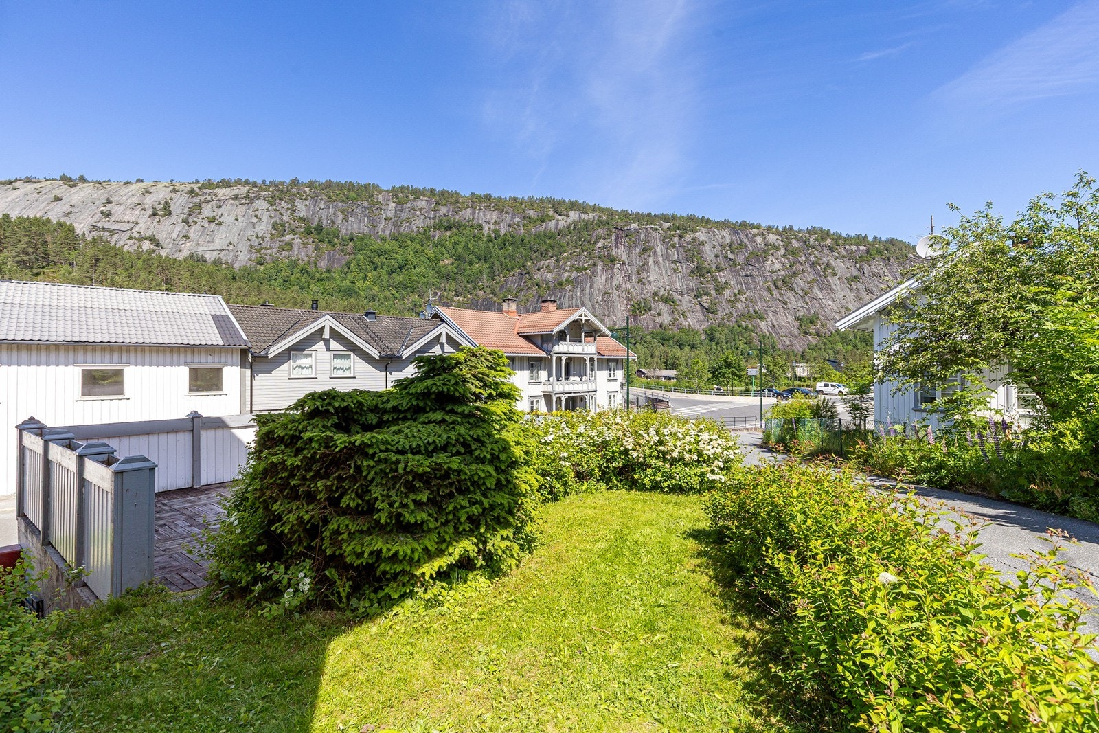 Over garasjen er den en flott veranda med nydelig utsikt over naturen Åmli har å by på. Galleribilde
