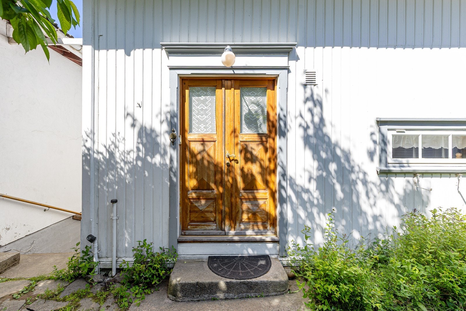 Velkommen inn til historiske Kyrkjekleiva 2. En bolig som har preget bybilde i Åmli siden 1900. Galleribilde