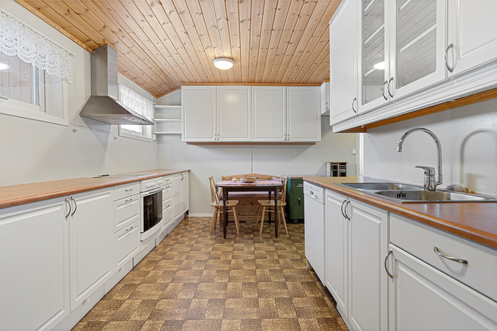 Kjøkkenet er romslig og har god plass til oppbevaring. I tillegg har du plass til et lite frokostbord for de kjappe måltidene man ikke tar i spisestua. Galleribilde