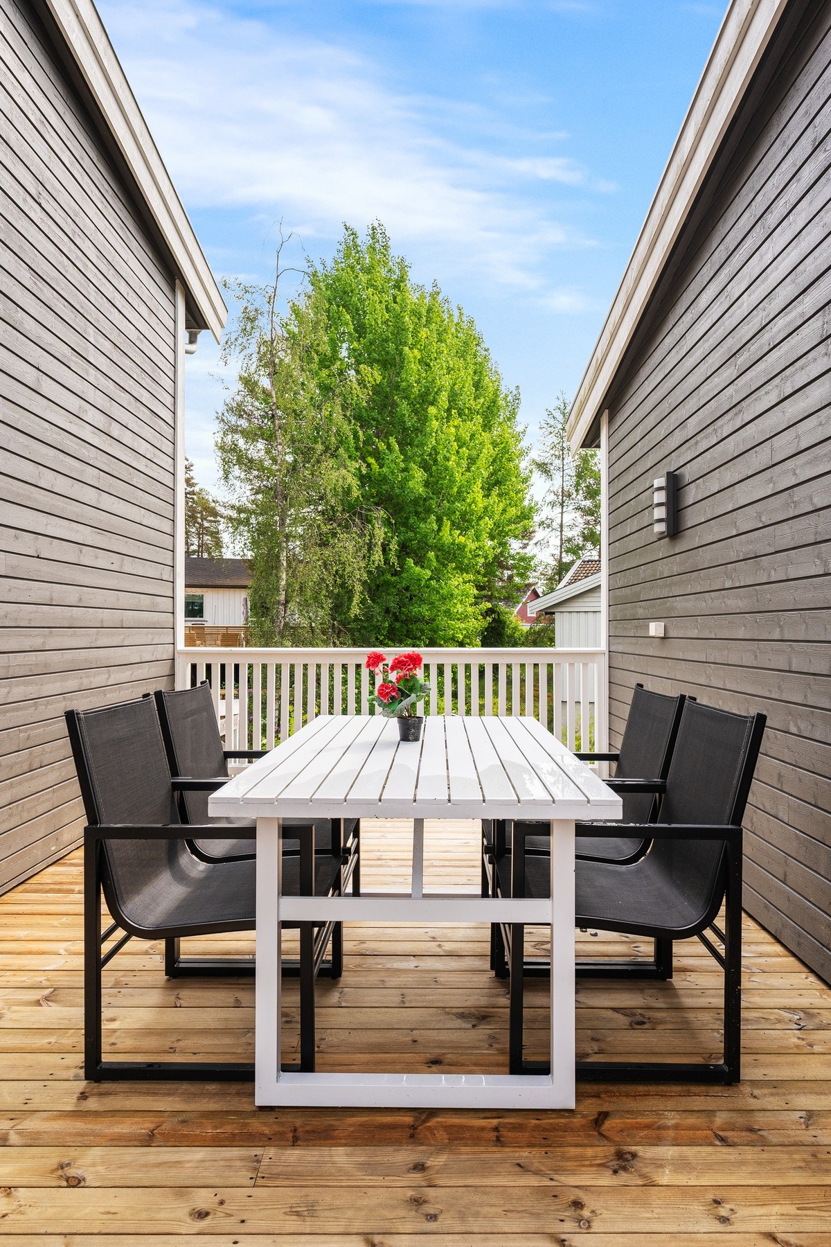 Terrasse med spiseplass for hele familien Galleribilde