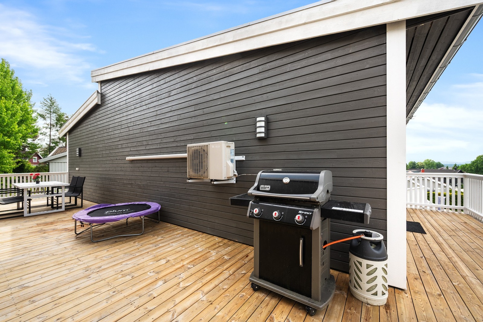 Terrasse med plass til grill og lek Galleribilde
