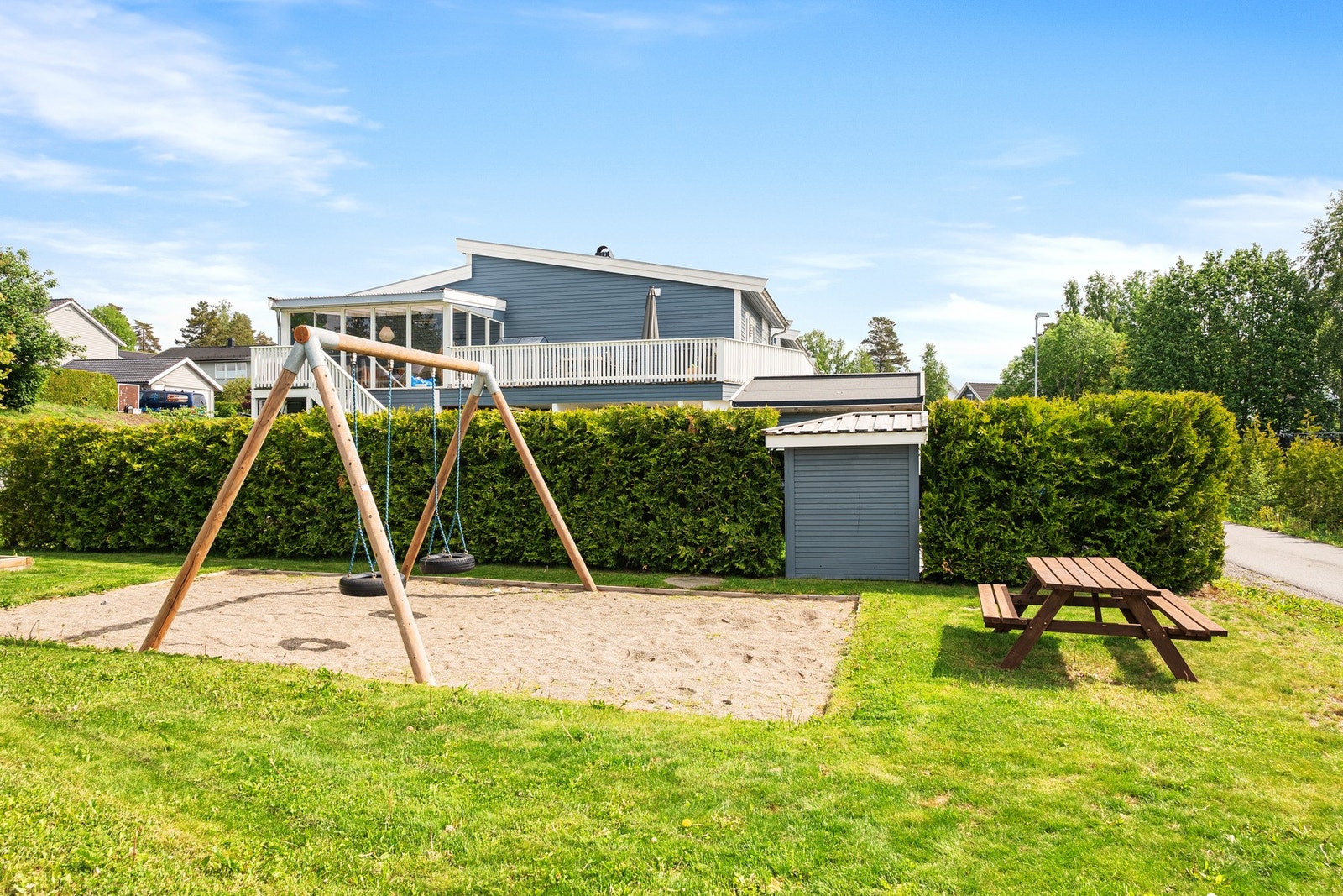 Stor hage med lekeplass, sandkasse og piknikbord - perfekt for barnefamilien Galleribilde