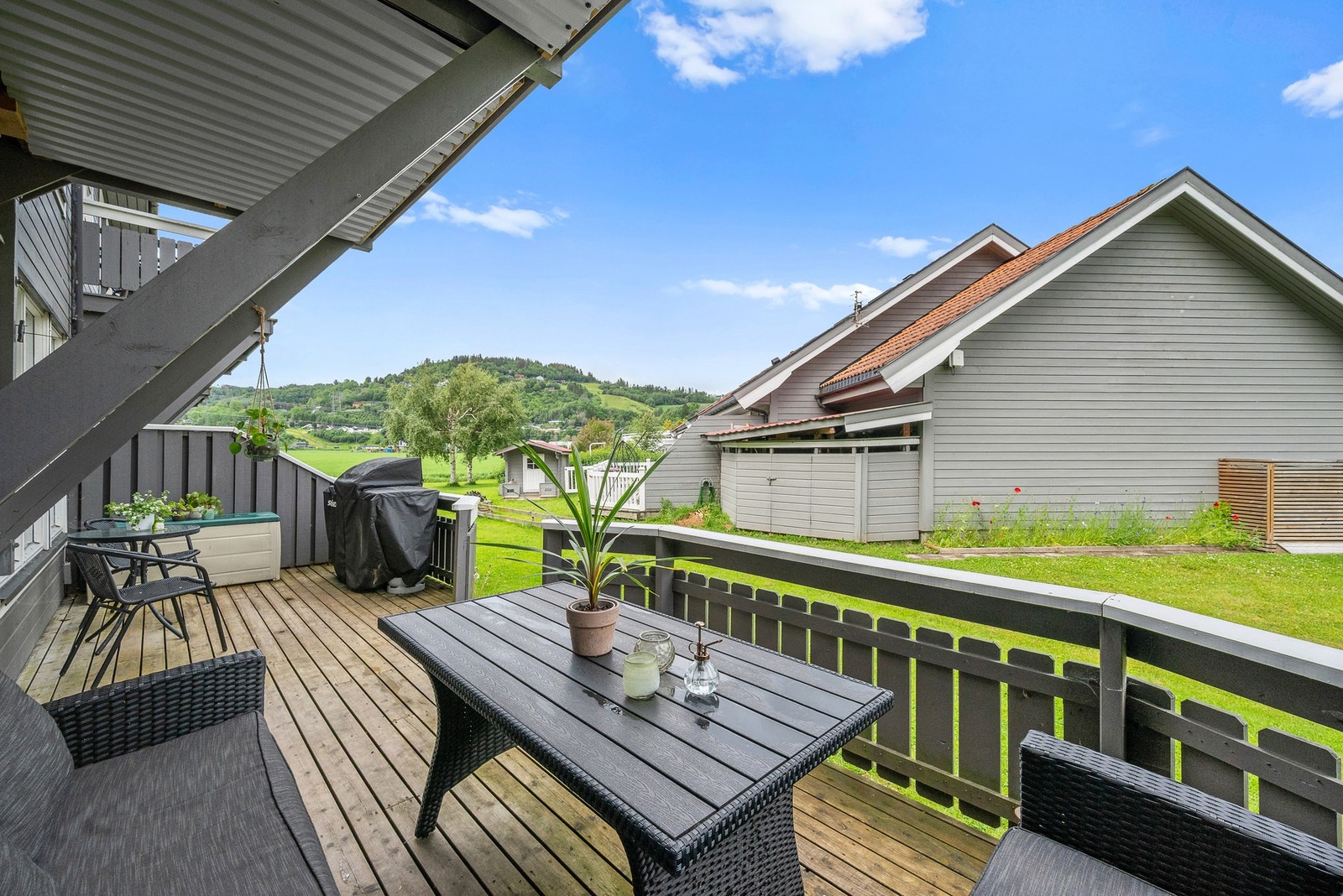 Ute på terrassen har du flere møbleringsmuligheter. Galleribilde