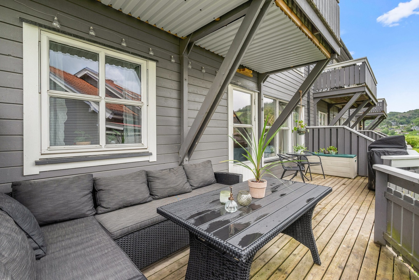 Boligen er oppført i 1995 og er på 74m² BRA - i . Galleribilde