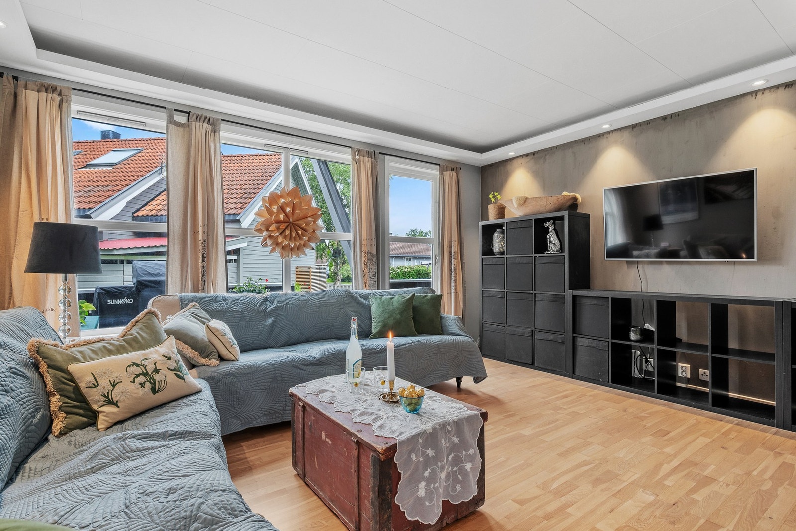 Romslig stue med utgang til terrassen. Galleribilde