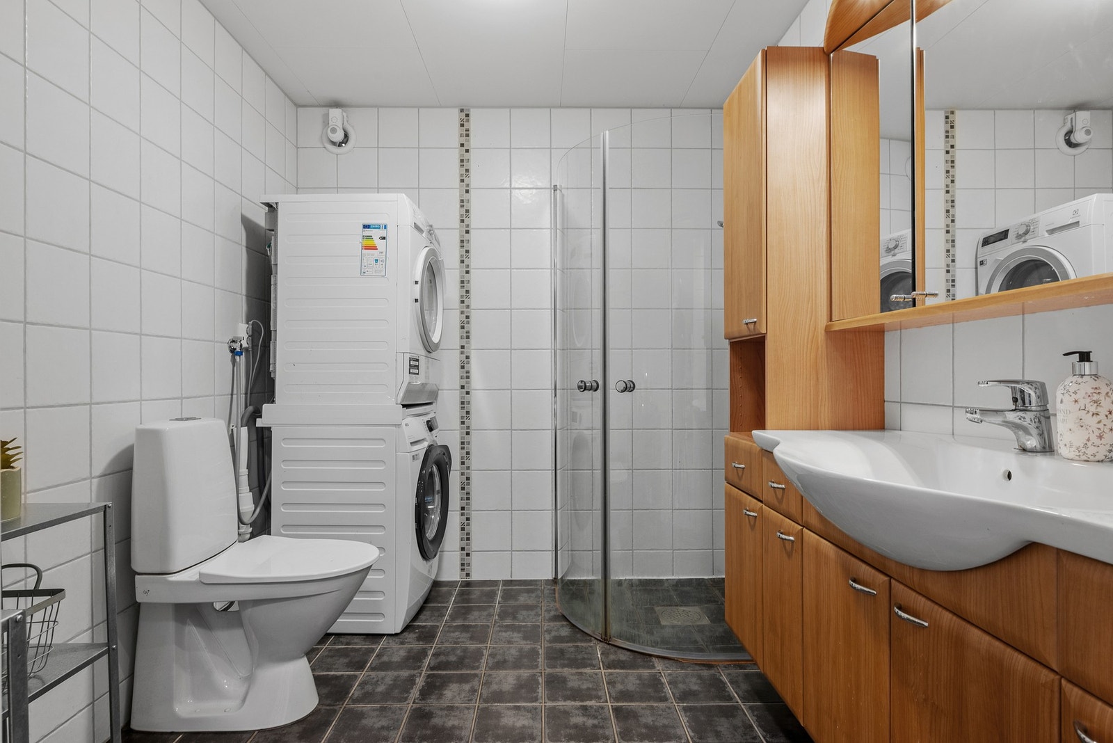 Flis på gulv med gulvvarme på badet. Galleribilde