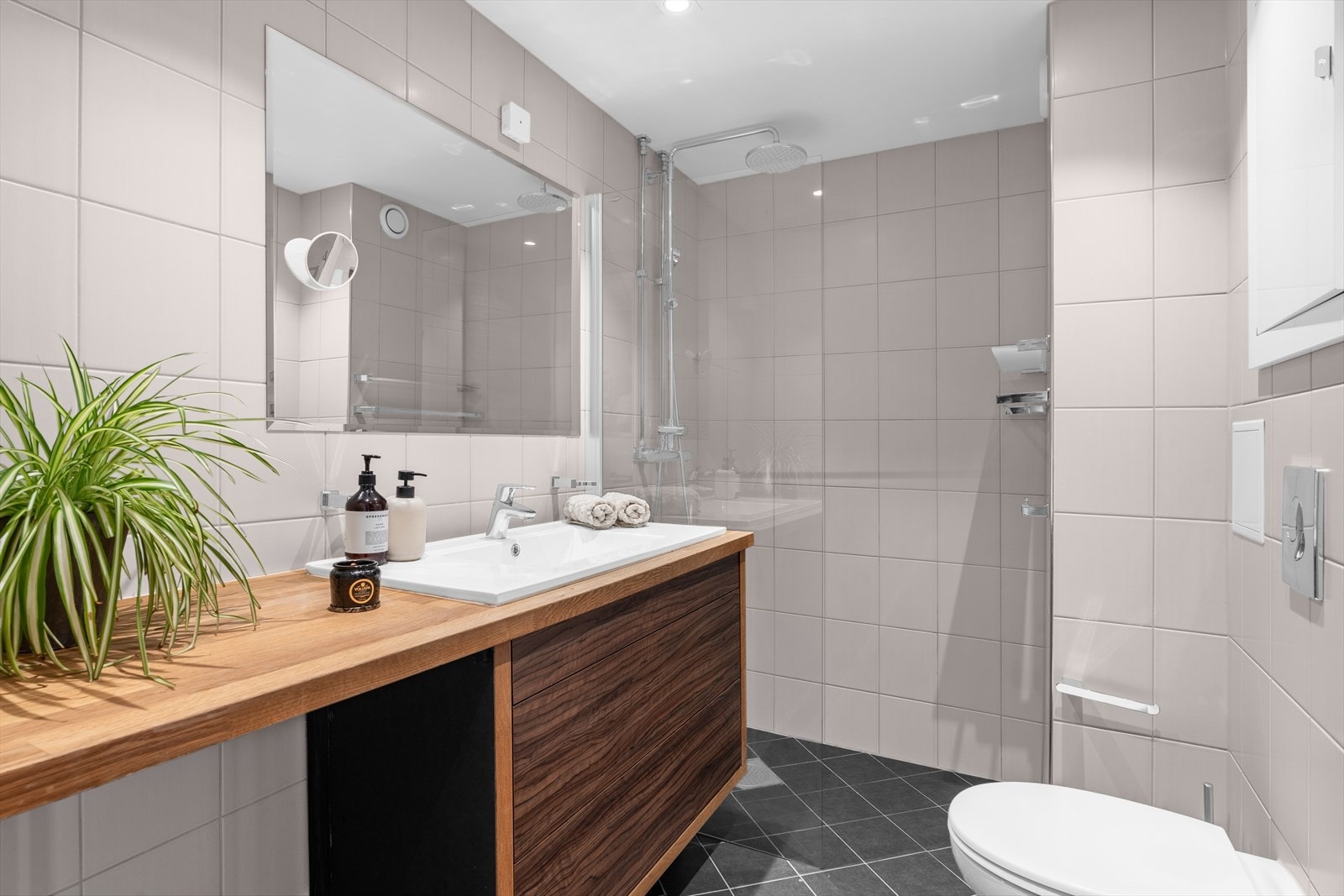 Badet ble modernisert i 2013 i regi av borettslaget. Det har termostatstyrte varmekabler og en heltre benkeplate med nedfelt servant. Galleribilde