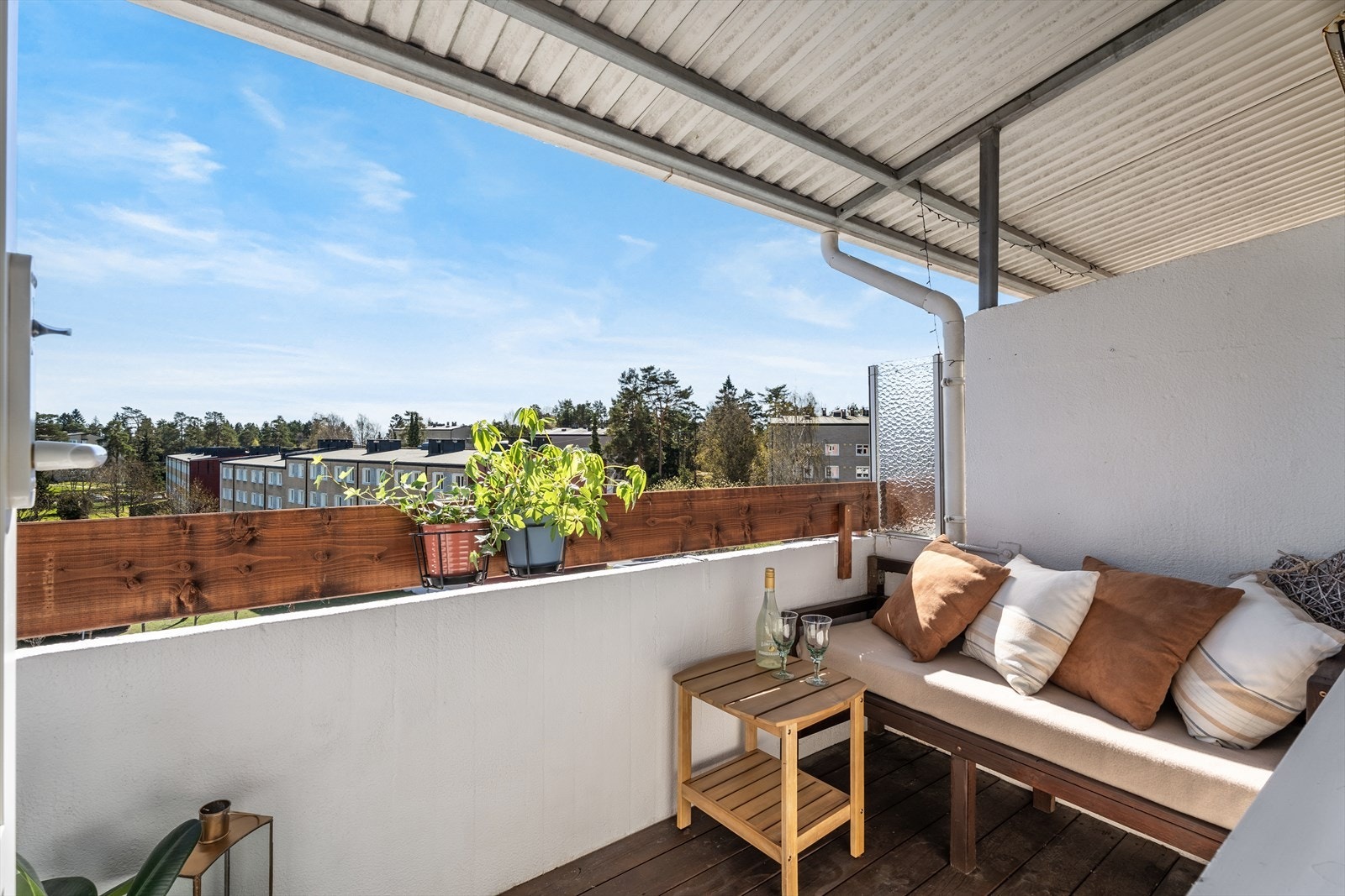 Fra stuen er det utgang til en sydvendt balkong med gode solforhold og flott utsyn. Galleribilde