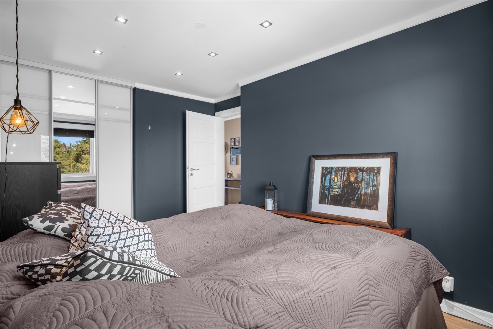 Himlingen har innfelte downlights som gir en jevn og behagelig belysning. Galleribilde