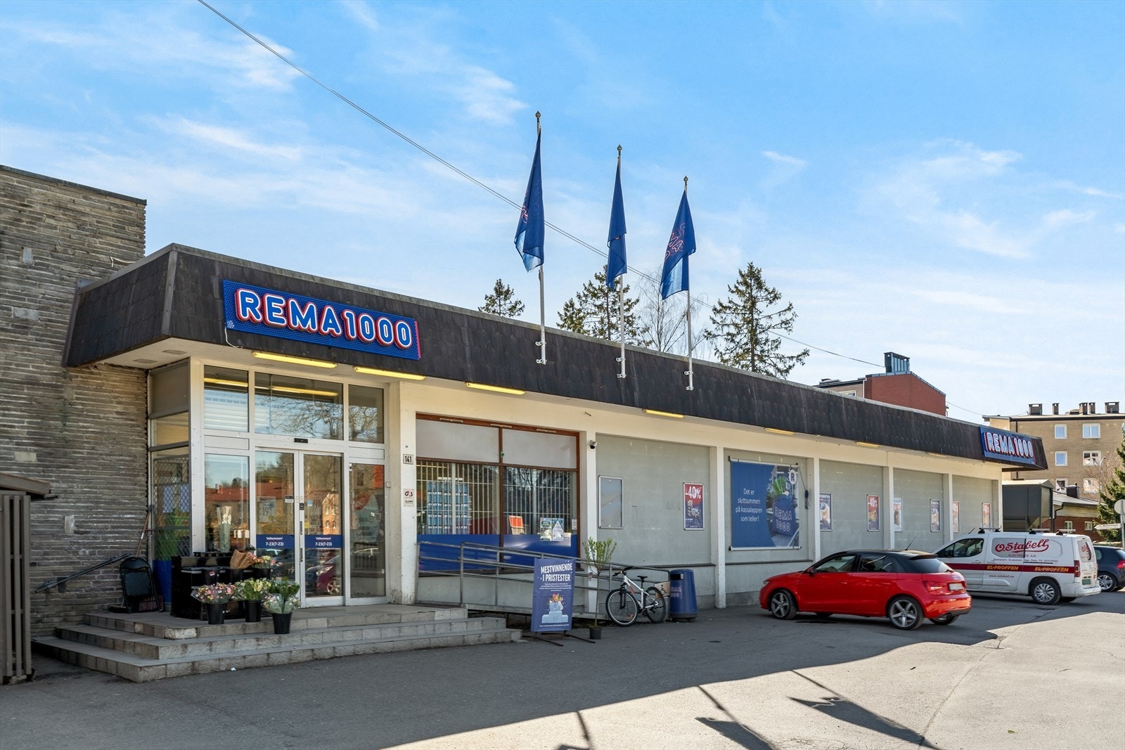 Nærmeste dagligvarebutikk er Rema 1000, kun et par minutters gange unna. Galleribilde