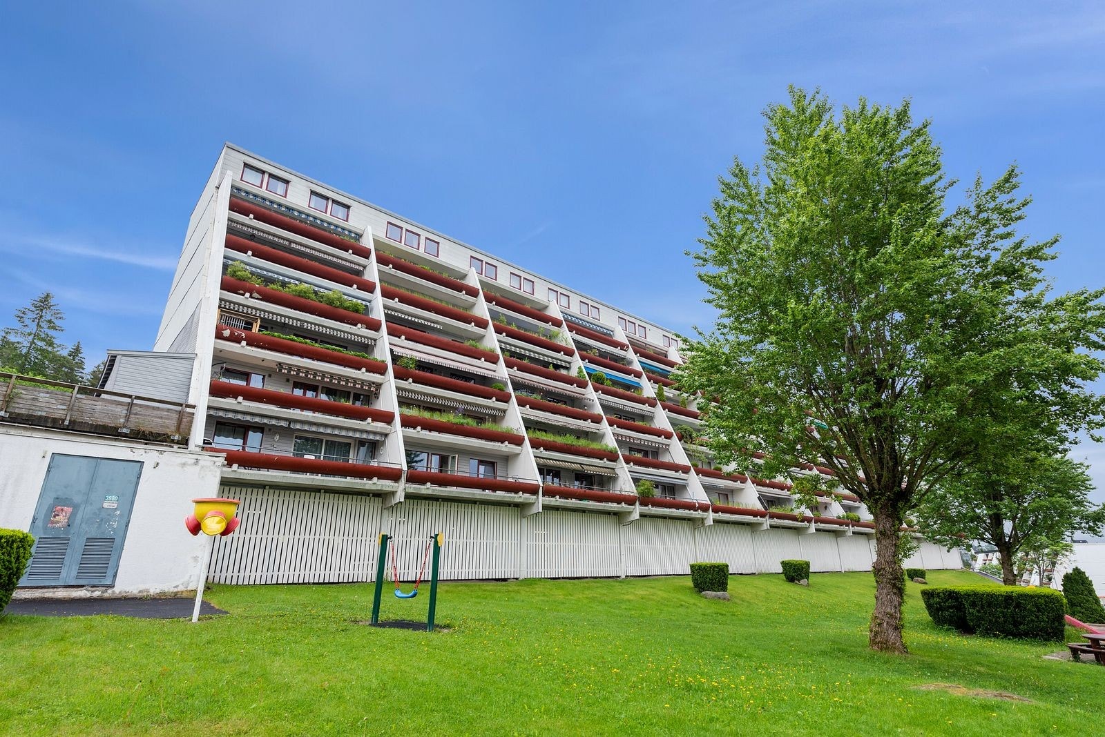 Eiendommen ligger i et attraktivt og meget barnevennlig boligområde på Vestli med nærhet til barnehage, skoler, offentlig kommunikasjon, daglig service tilbud og marka m.m.! Galleribilde