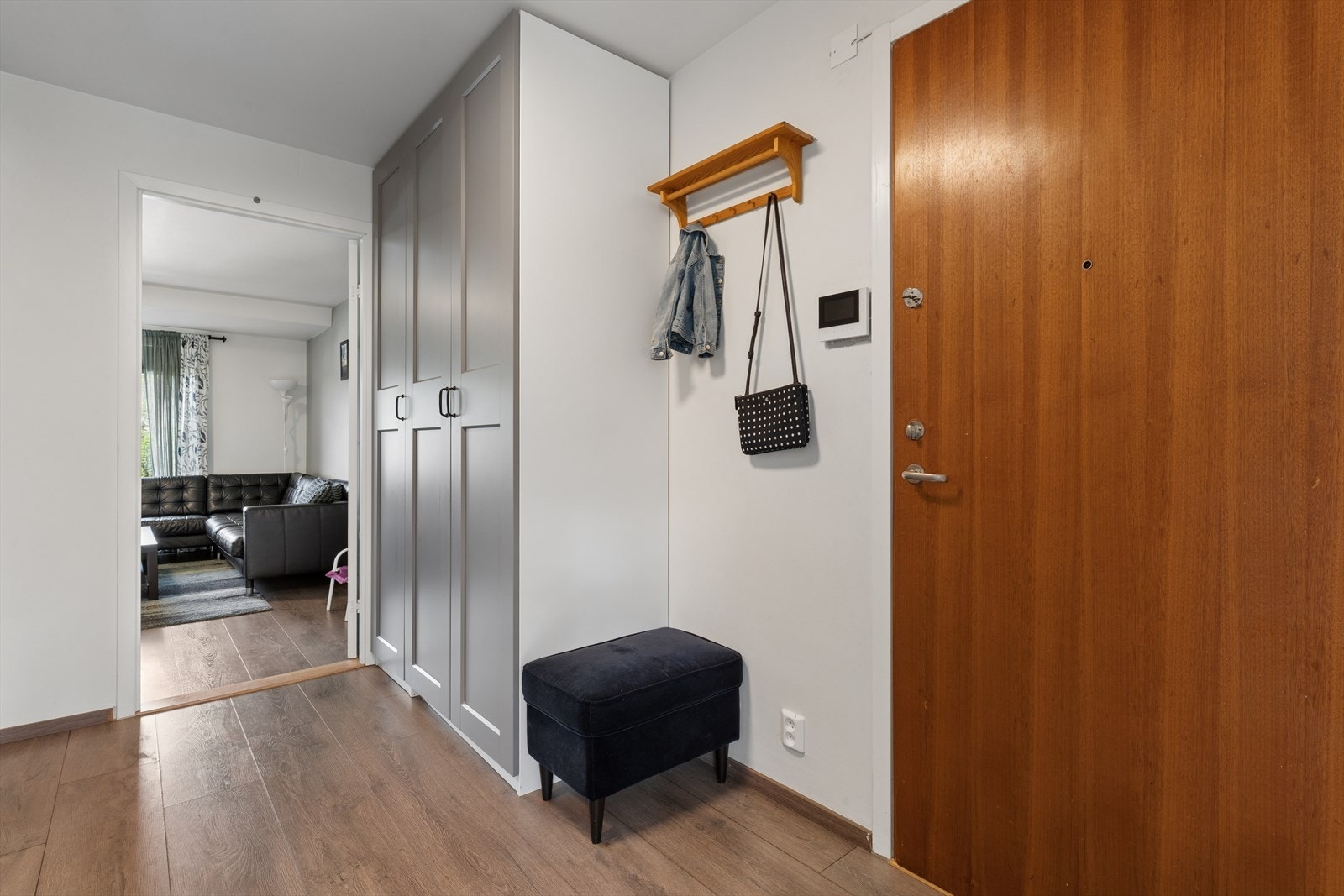 Velkommen inn! Her får du en romslig entré med garderobeløsning og god plass til oppbevaring. Galleribilde