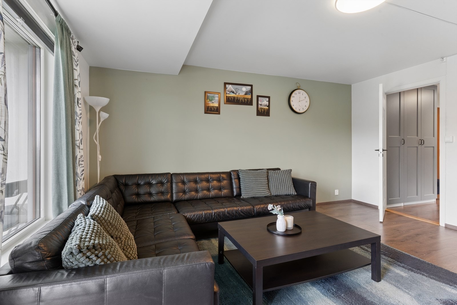 I denne leiligheten får du en praktisk planløsning med to balkonger, to bad og separat vaskerom. Galleribilde