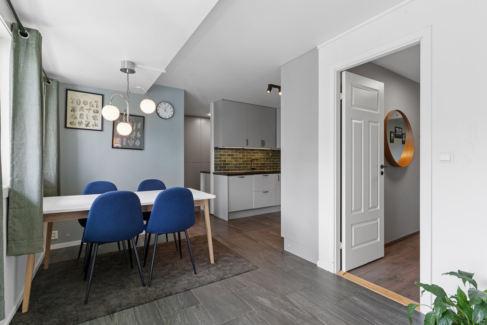 Her er det god plass til større spisebord og hyggelige sammenkomster. Galleribilde