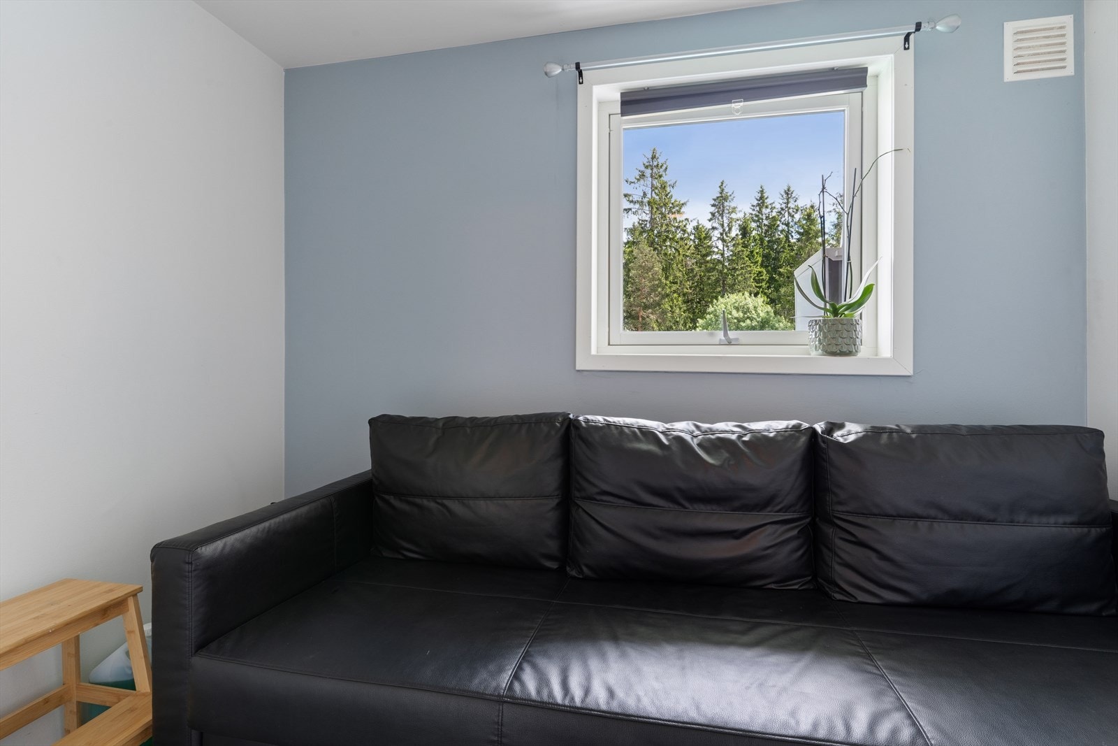 I tillegg har leiligheten et tredje rom som opprinnelig er godkjent som innvendig bod, men som i dag er innredet og benyttet som kontor. Galleribilde