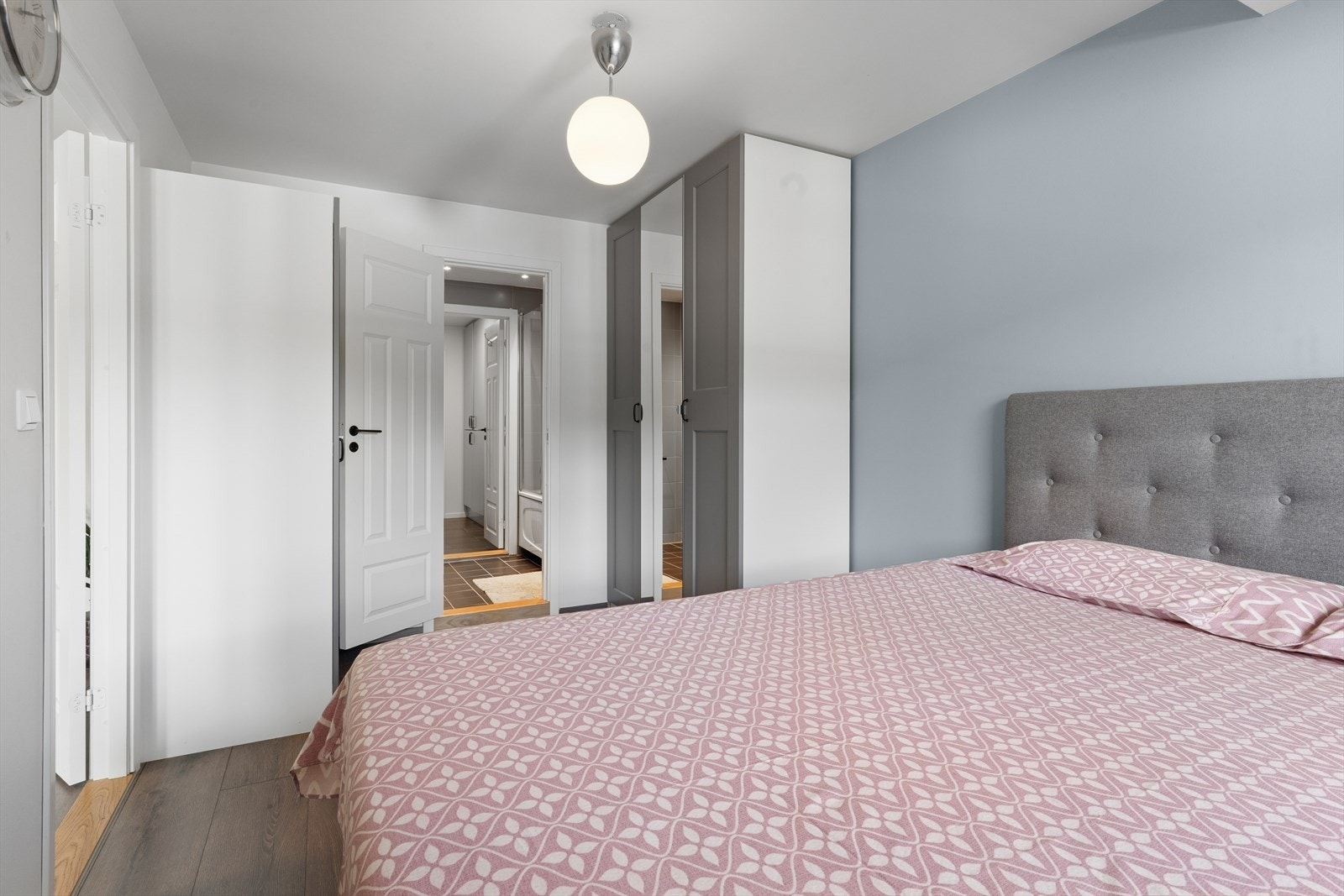 På hovedsoverommet er det rikelig med oppbevaringsplass i skyvedørsgarderoben. Herfra har du direkte adkomst til leilighetens største bad. Galleribilde