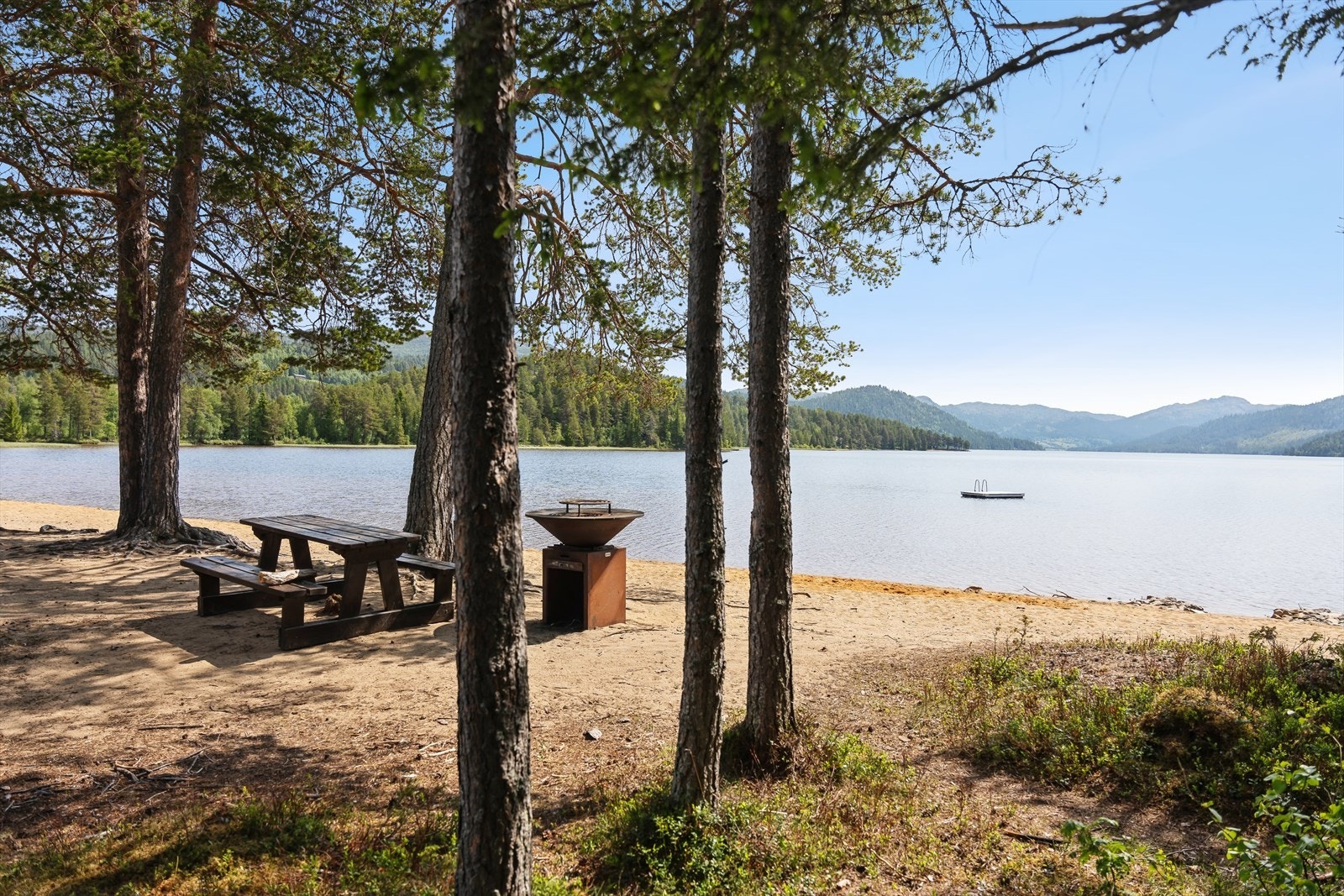 Fagersand på Rauland - idyllisk sandstrand ved fjellvannet Lognvikvatnet i Rauland, perfekt for sommerdager, bading og avslapning i vakker natur. Galleribilde