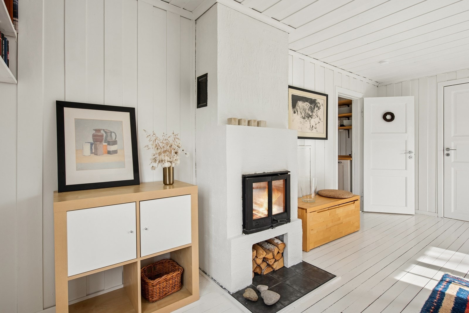 En sentralt plassert peisinnsats gir god varme på kalde dager. Galleribilde