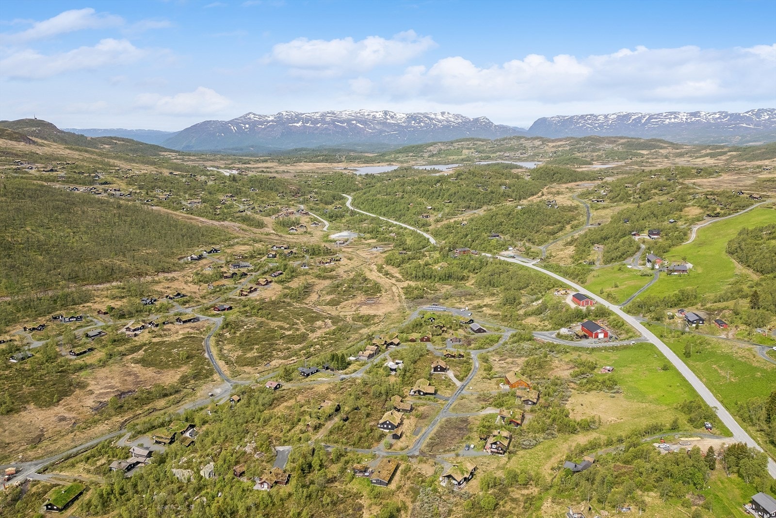 Området byr på flott turterreng både sommer og vinter, med fjellene i horisonten. Galleribilde