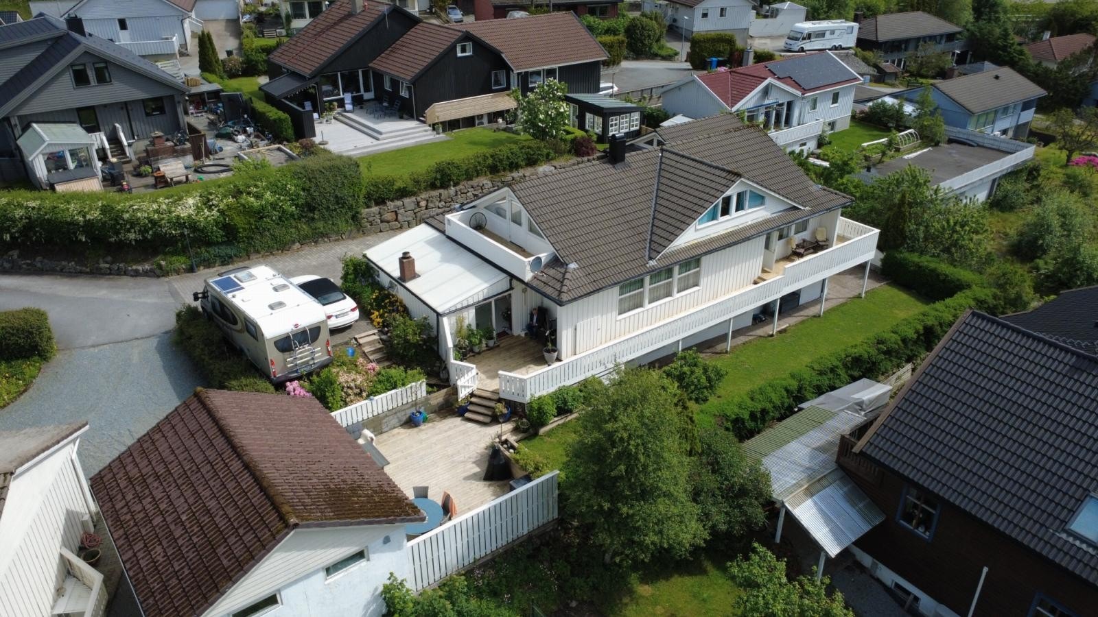 Advokat Olaf Nygaard Enebolig i ende av blindvei - godkjent leilighet - vinterhage - store terrasser - nær lekeplass - dobbel garasje - 6 sov Teigen 9,