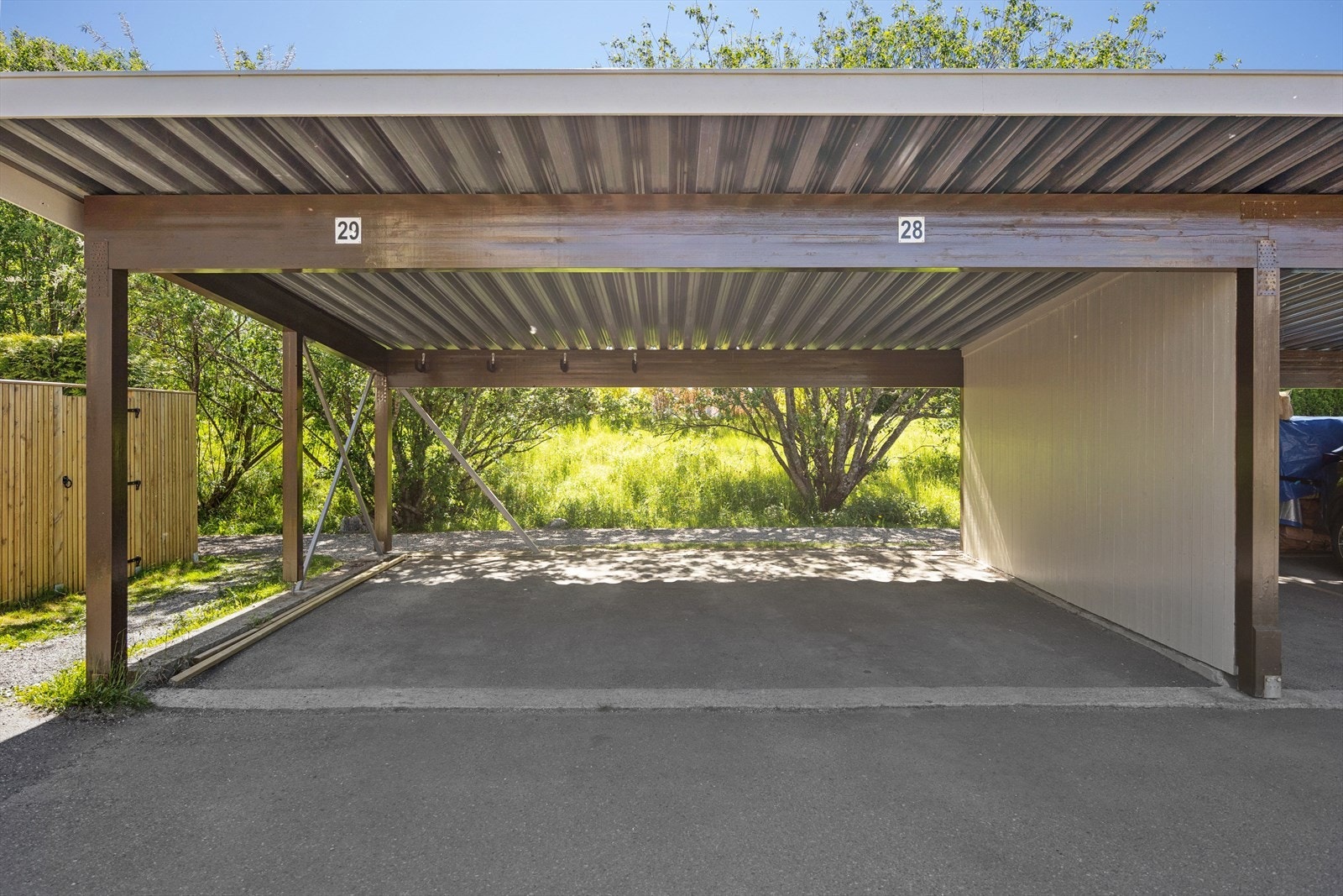 Carport rett ved boligen med opplegg for lading av el-bil. Galleribilde