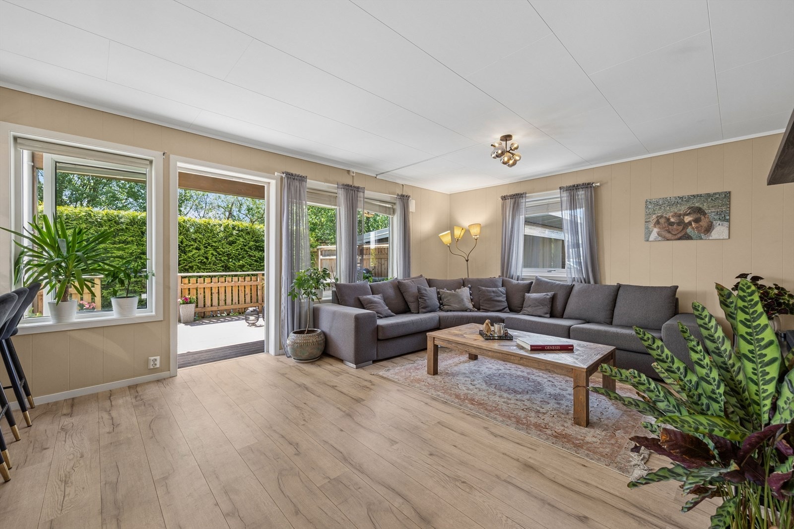Fra stuen er det utgang til en sydøstvendt markterrasse på ca. 26 m² Galleribilde