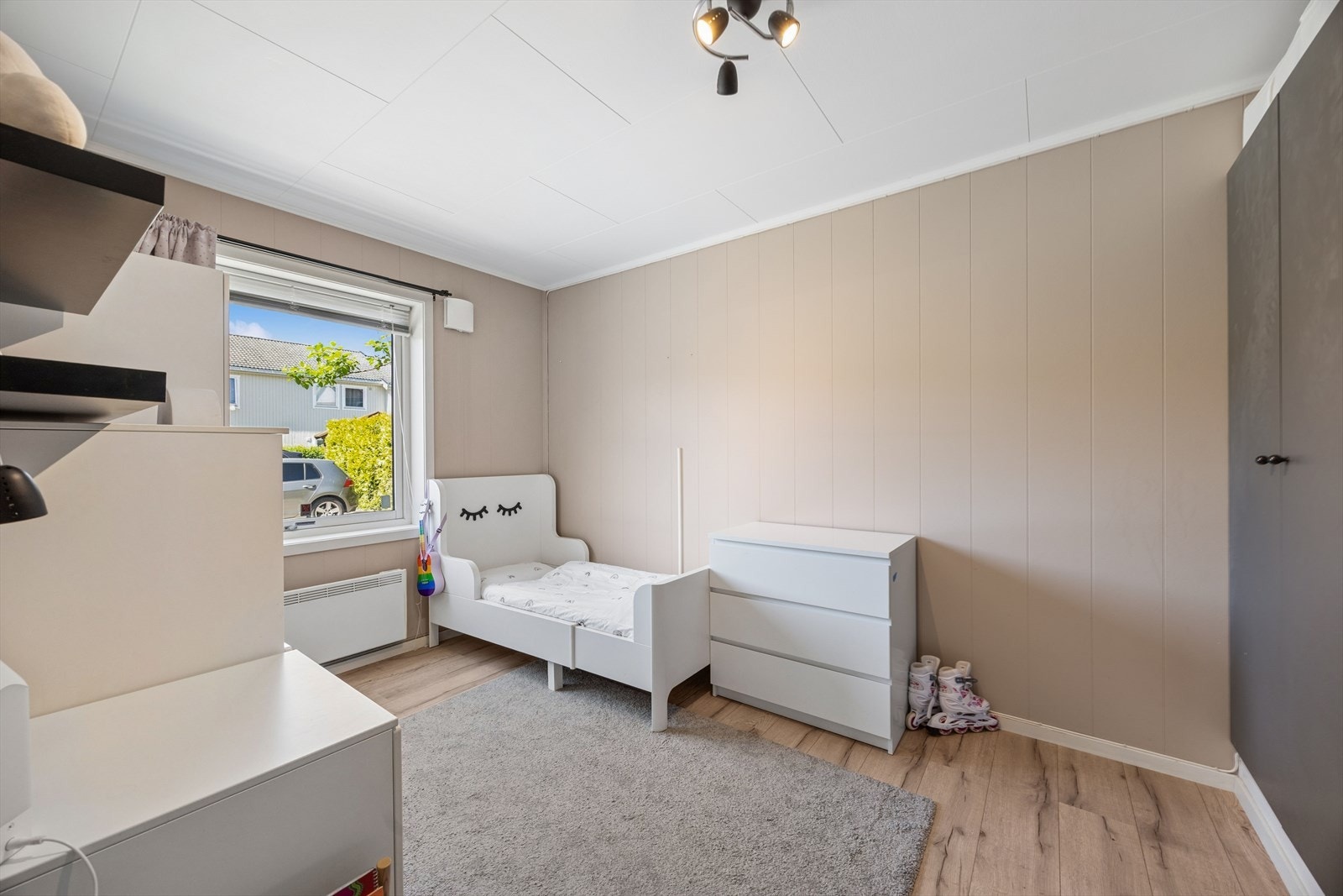 Boligens andre soverom er lyst og romslig, og kan benyttes som hovedsoverom, barnerom, gjesterom eller hjemmekontor. Galleribilde
