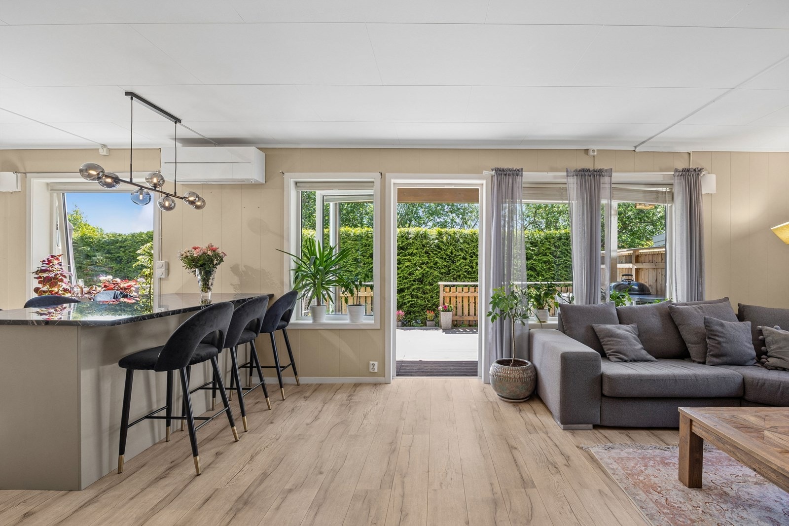 Stuen har en lys og innbydende atmosfære med store vindusflater som slipper inn rikelig med naturlig lys og bidrar til en luftig romfølelse. Galleribilde
