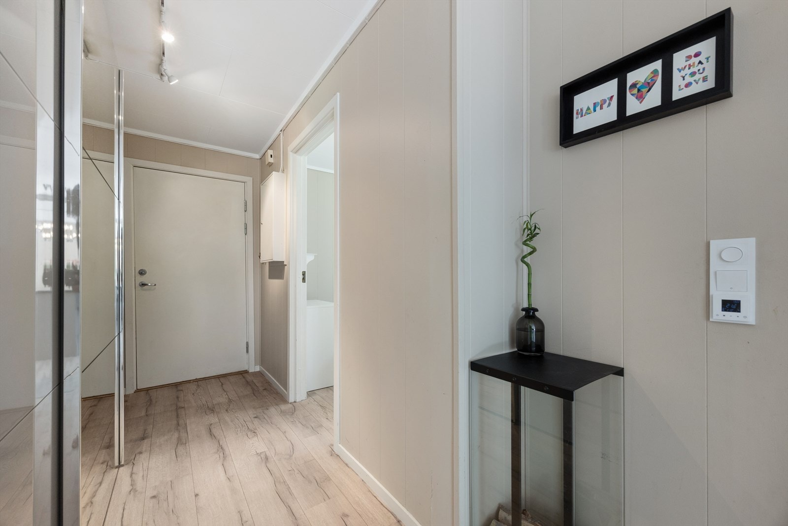 Du ønskes velkommen inn i en romslig entré. Galleribilde
