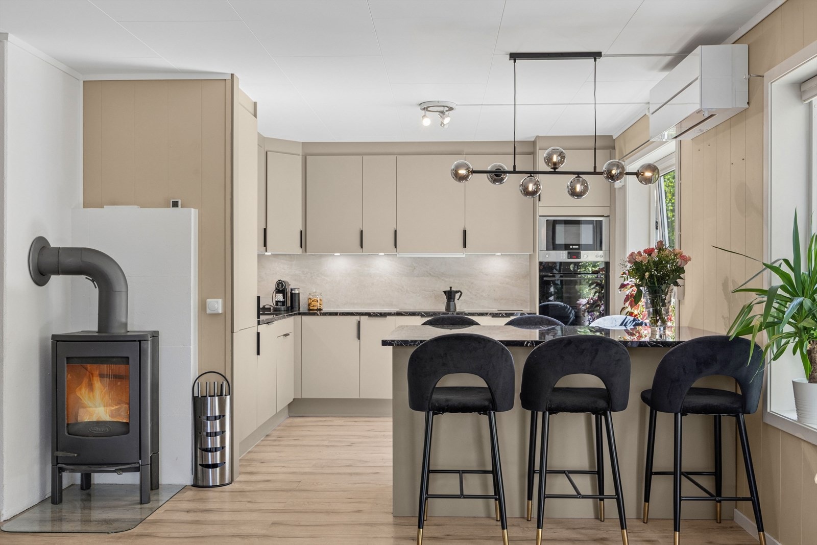 Den moderne halvøyen med sitteplasser danner et naturlig samlingspunkt for både hverdagsmåltider og hyggelige sammenkomster. Galleribilde