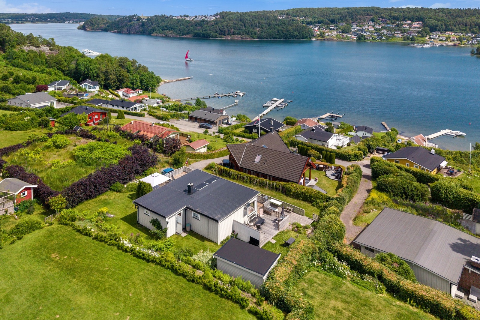 Velkommen til sjuestokkåsen 39 - Eiendommen har en fantastisk beliggenhet med panoramautsikt over fjorden og gode solforhold. Galleribilde