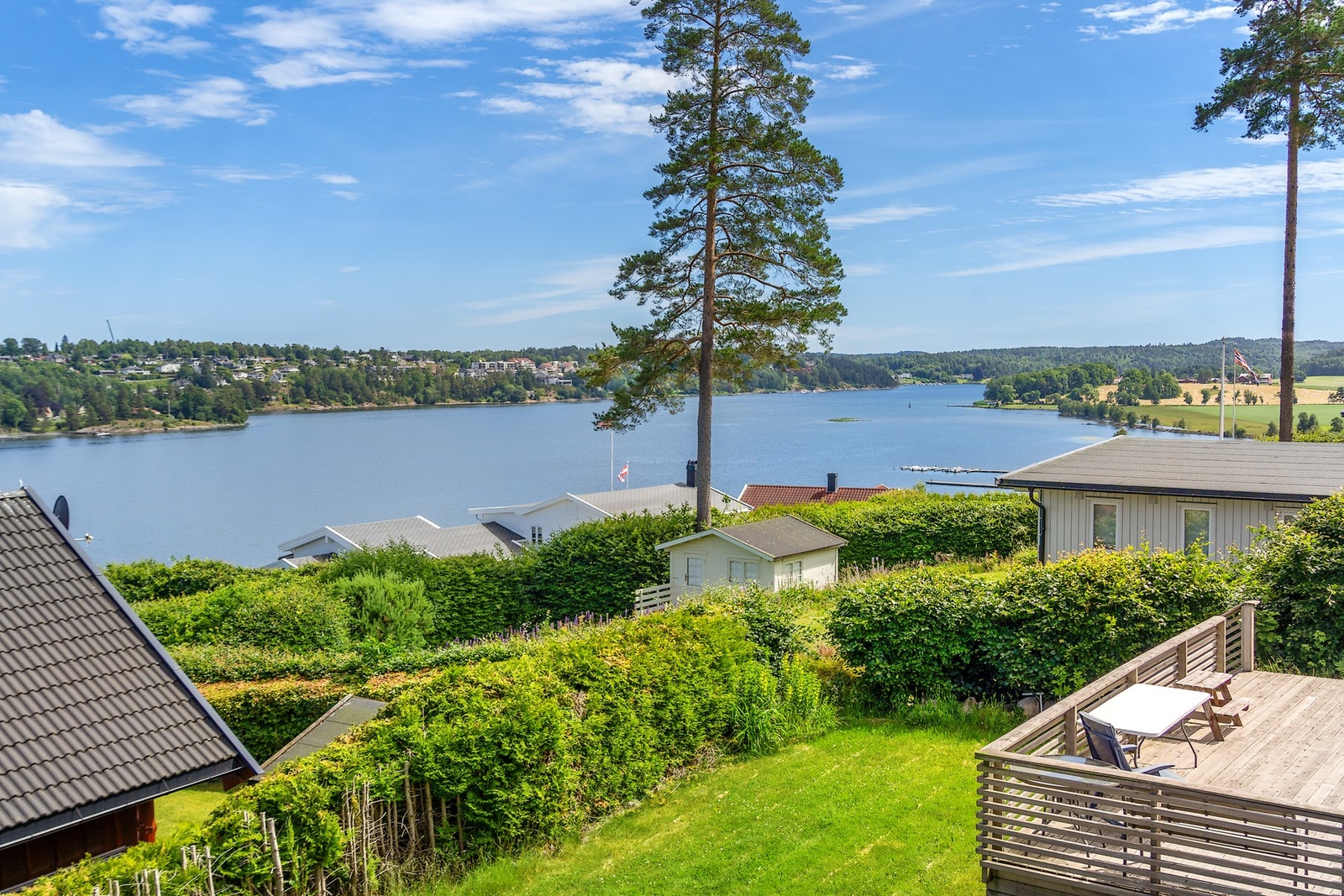 Den høye beliggenheten gir en fantastisk panoramautsikt mot vannet og de vakre omgivelsene på Nøtterøylandet. Galleribilde